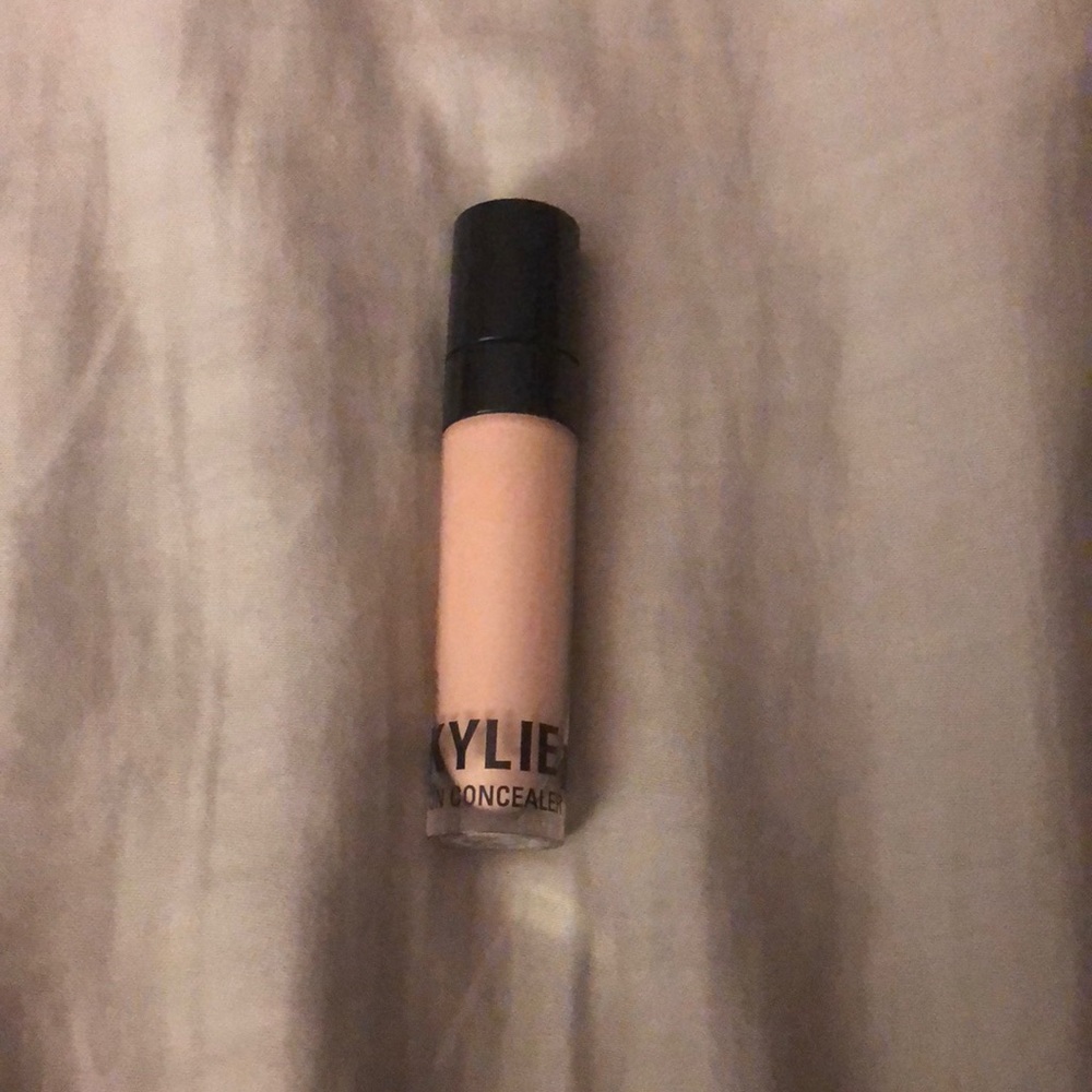 Kylie Cosmetics concealer in Bone